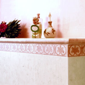 Senini Stone srl | Boiserie patinata con decoro sabbiato SIRIO