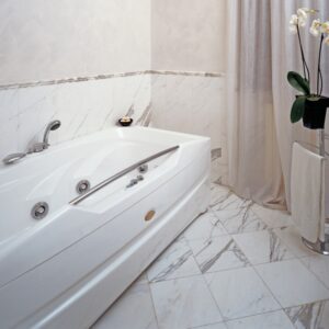 Senini Stone srl | BOISERIE LUCIDA BIANCO STATUARIO VENATO CARIDDI